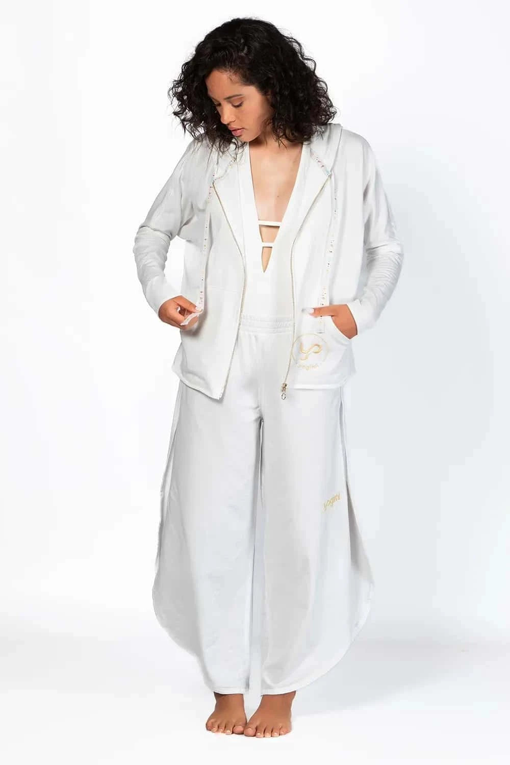 Pant Vayu de Yogimi. Pantalón de yoga para usar a diario que permite libertad de movimientos. Cintura elástica y aperturas laterales.