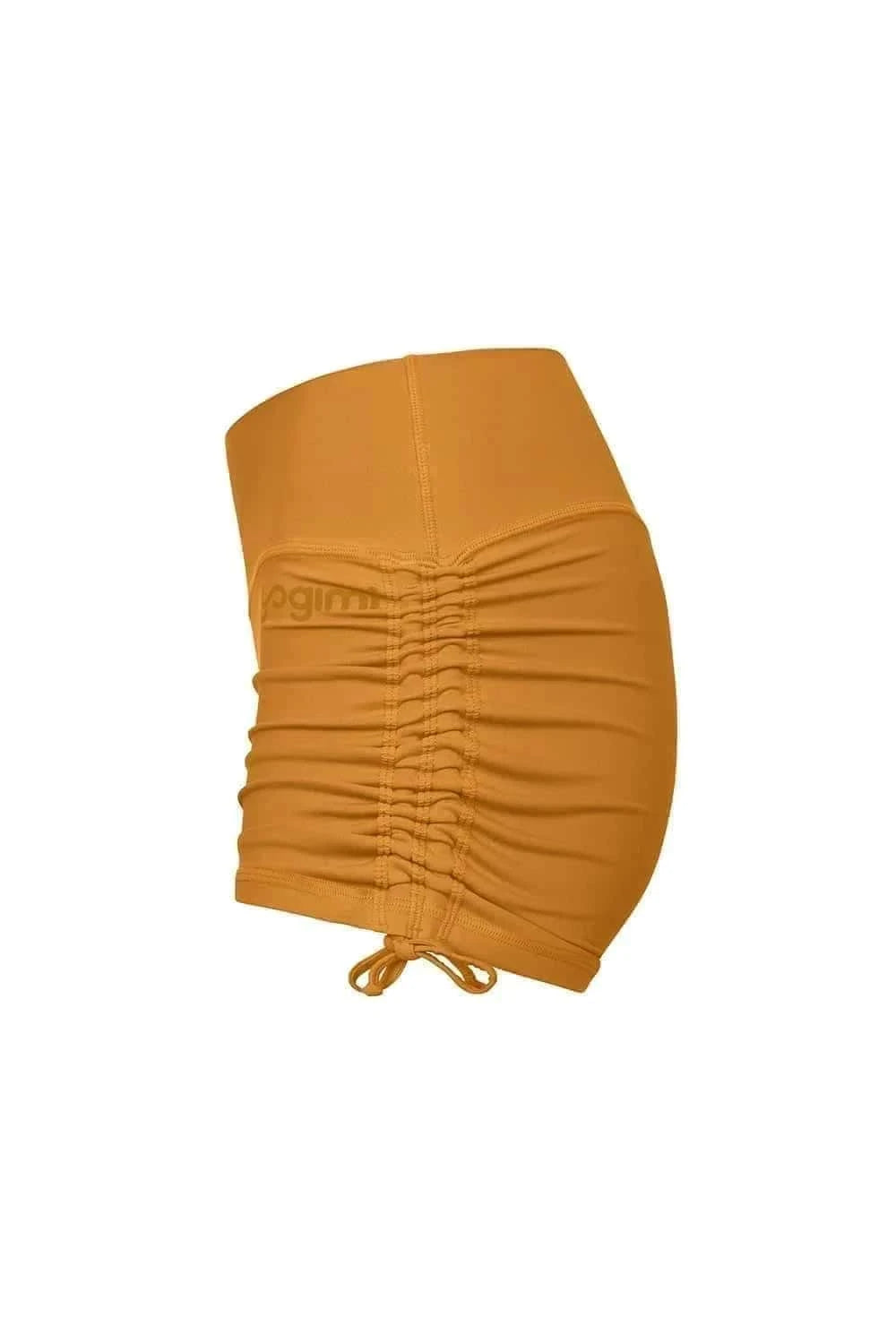 Silueta de pantalones cortos de yoga de Yogimi en color mostaza. Costuras planas y fruncido lateral con lazo. Modelo Surya Inca Gold