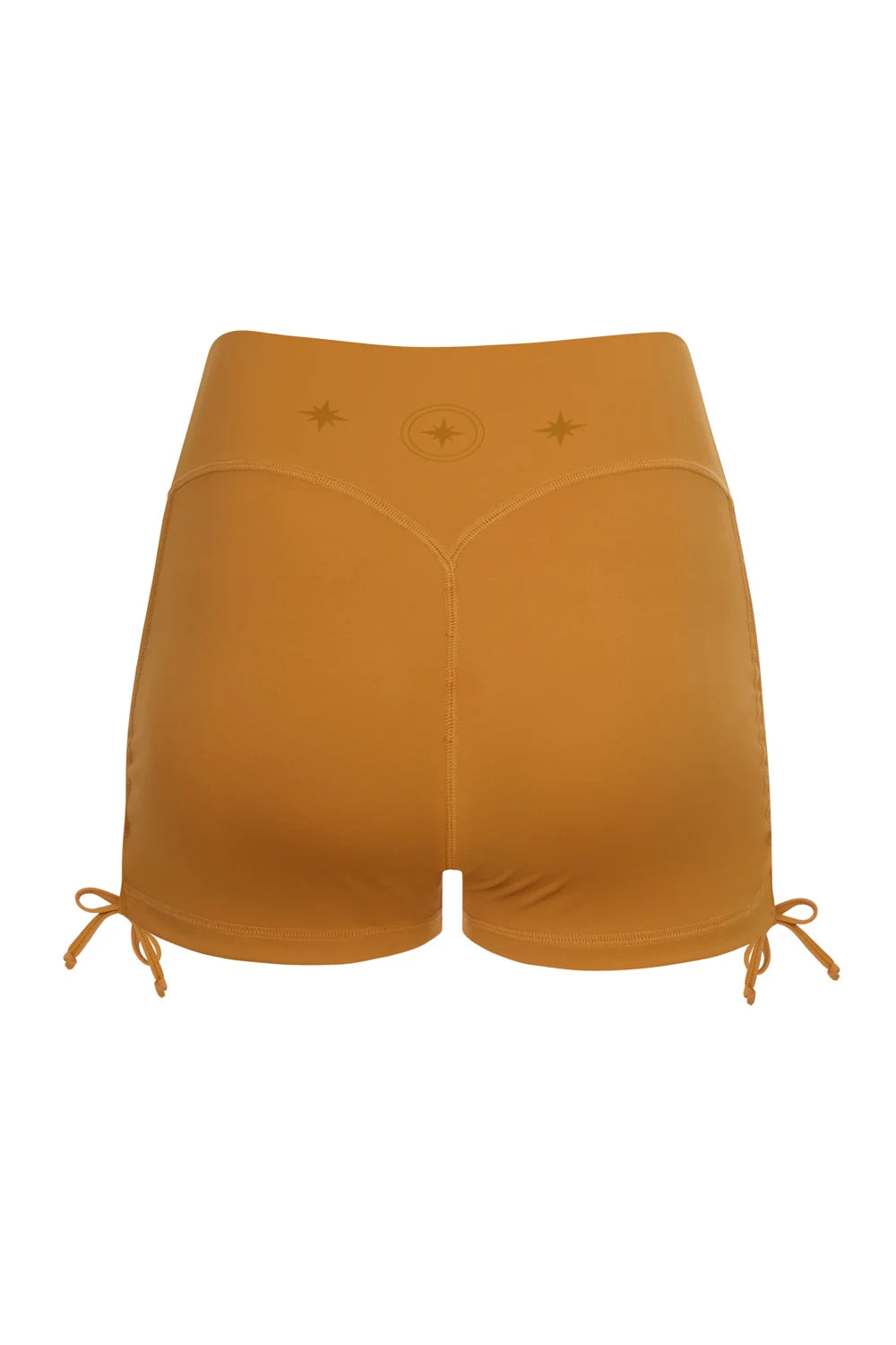 Silueta de Shorts de yoga de Yogimi en color mostaza. Costuras planas y fruncido lateral con lazo. Modelo Surya Inca Gold