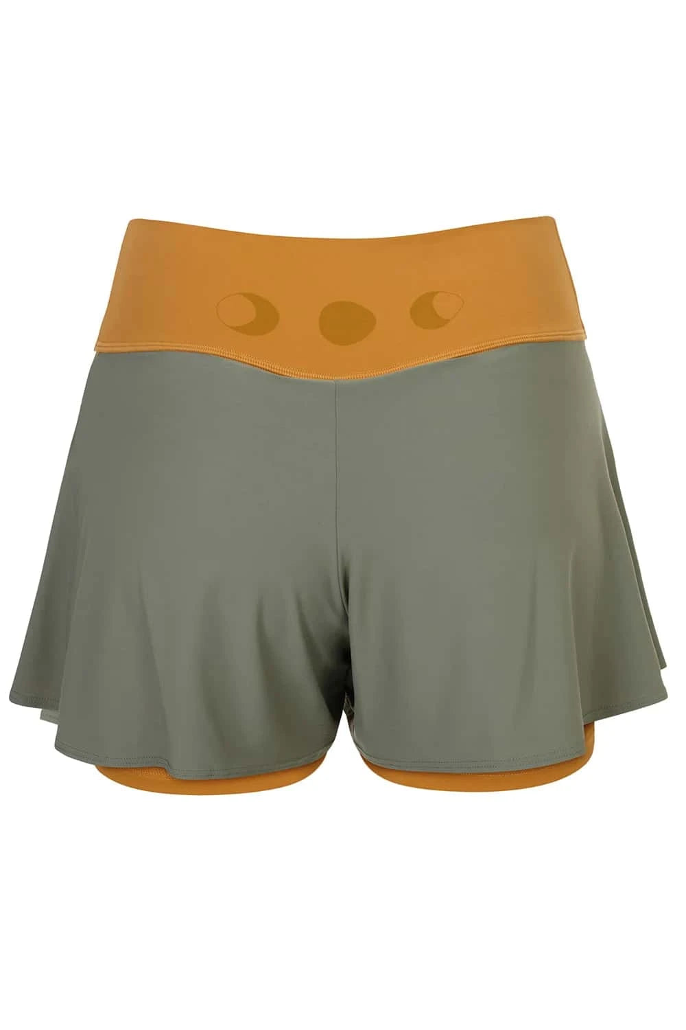 Silueta de Shorts de yoga de Yogimi en color mostaza con capa verde. Modelo Prana Inca Gold-Green