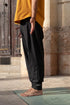 Pantalones de Yoga en color negro, muy cómodos, holgados, con cinta en el tobillo.