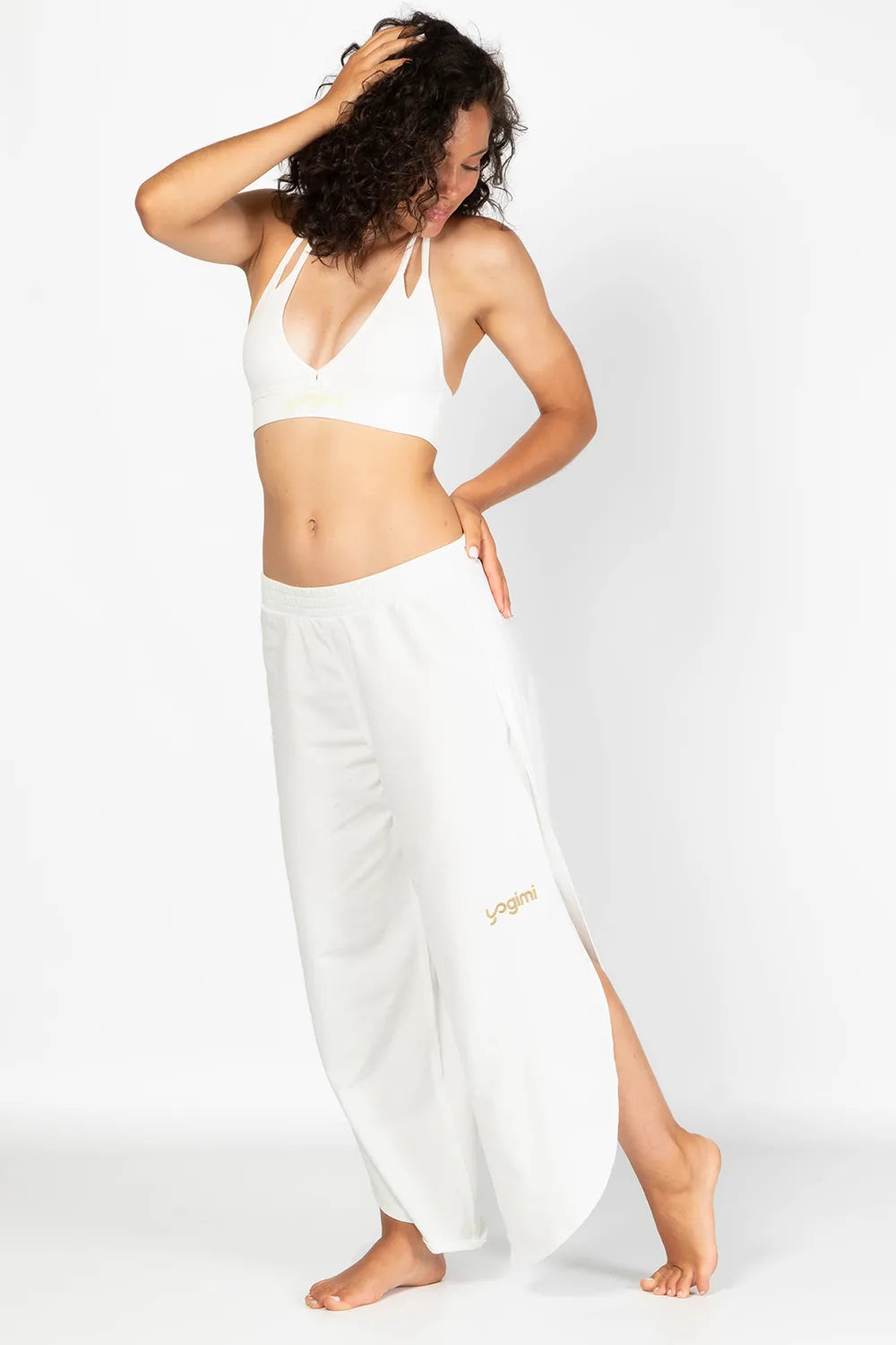 Pant Vayu de Yogimi. Pantalón ancho y cómodo para usar dentro y fuera de la esterilla, con bordado "Yogimi".