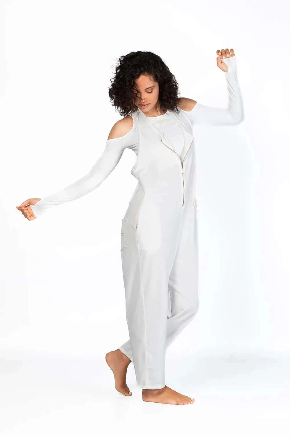 Peto Freedom oversize de tirantes en color blanco de Yogimi. Esas prendas que una vez te las pones no te quieres quitar.