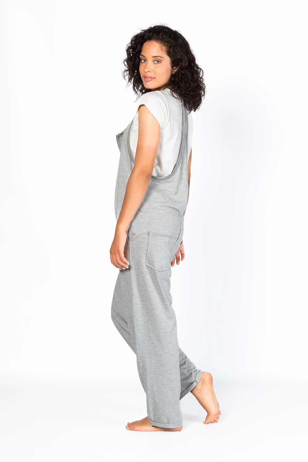 Peto Freedom oversize con bordado con frase "Cuando nada esperas todo llega". Color gris Quiet Gray de Yogimi.