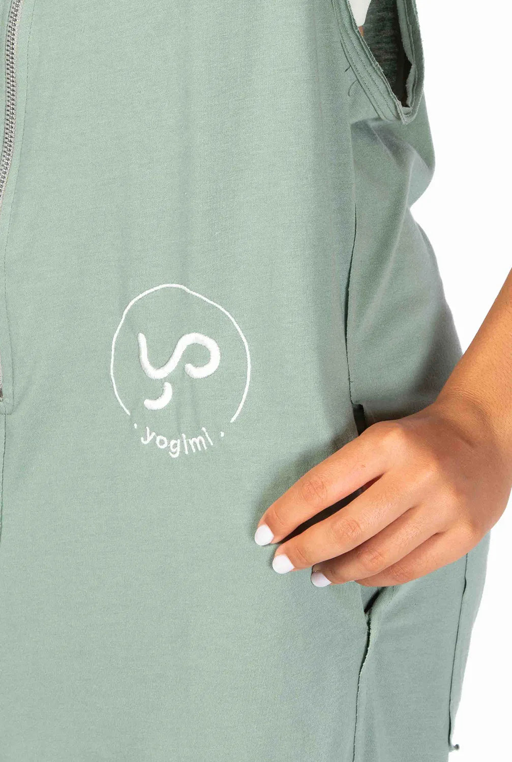 Peto Freedom oversize en color verde de Yogimi. Peto Freedom Green Oil de Yogimi