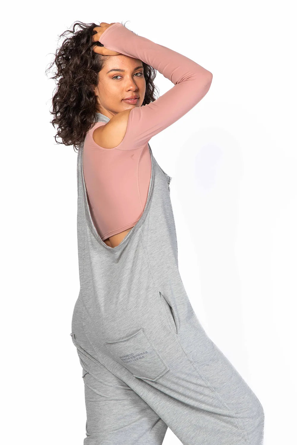 Peto Freedom oversize de tirantes en color gris de Yogimi. Esas prendas que una vez te las pones no te quieres quitar.