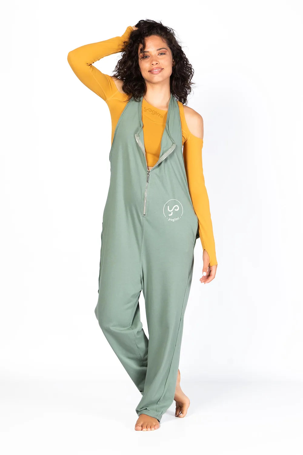 Peto Freedom oversize de tirantes y cremallera en color verde Green Oil de Yogimi. Bordado con frase "Cuando nada esperas todo llega".
