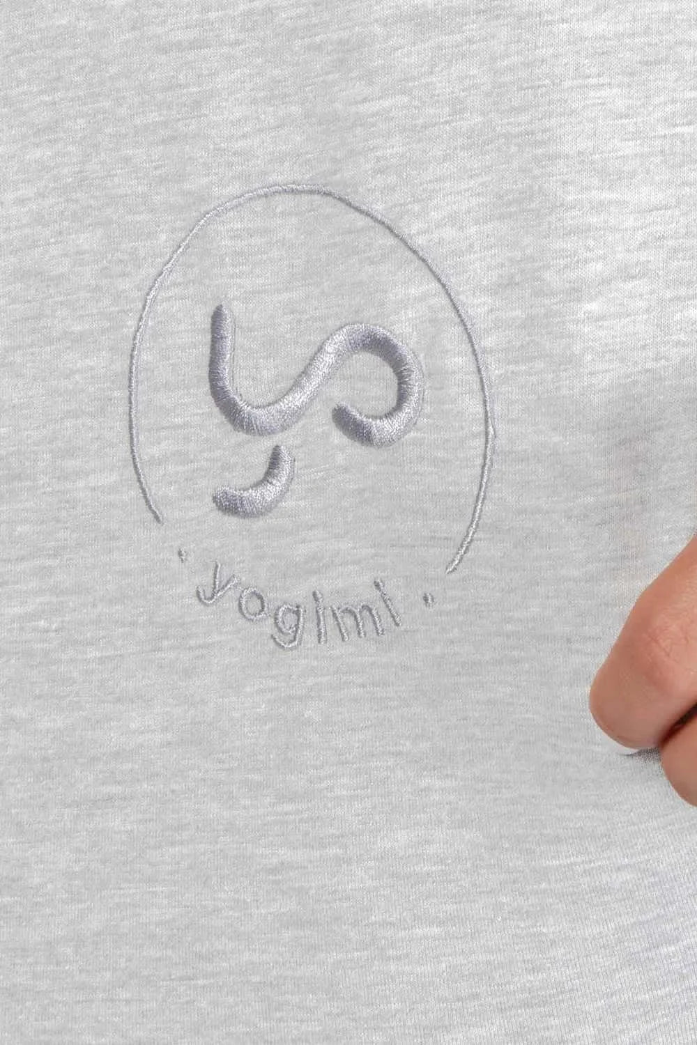 Detalle logo bordado delantero de Peto Freedom oversize en color gris de Yogimi. Peto Freedom Quiet Gray de Yogimi