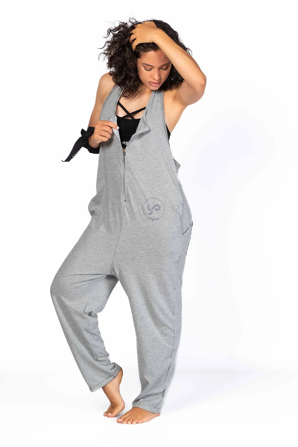 Peto Freedom oversize de tirantes y cremallera en color gris Quiet Gray de Yogimi. Bordado con frase "Cuando nada esperas todo llega".