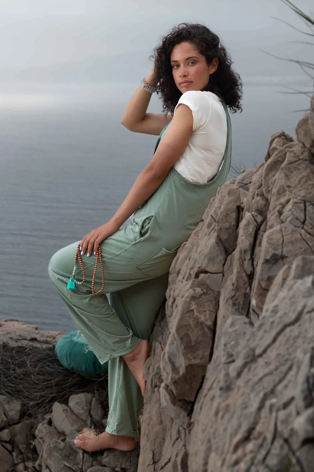 Peto Freedom oversize con bordado con frase "Cuando nada esperas todo llega". Color verde Green Oil de Yogimi.