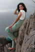 Peto Freedom oversize con bordado con frase "Cuando nada esperas todo llega". Color verde Green Oil de Yogimi.