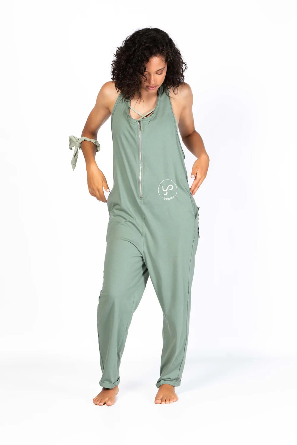 Peto Freedom oversize con bordado delantero con frase "Fluir sin forzar". Peto en color verde Green Oil de Yogimi.