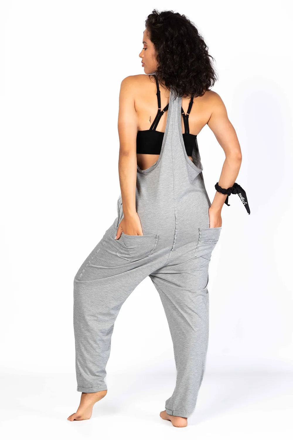 Peto Freedom oversize en color gris de Yogimi. Peto Freedom Quiet Gray de Yogimi