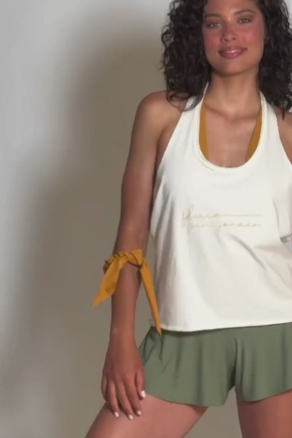 Camiseta en color blanco Yogimi. Un básico ideal para combinar con cualquier prenda. Fluir Tank Coconut Milk de Yogimi