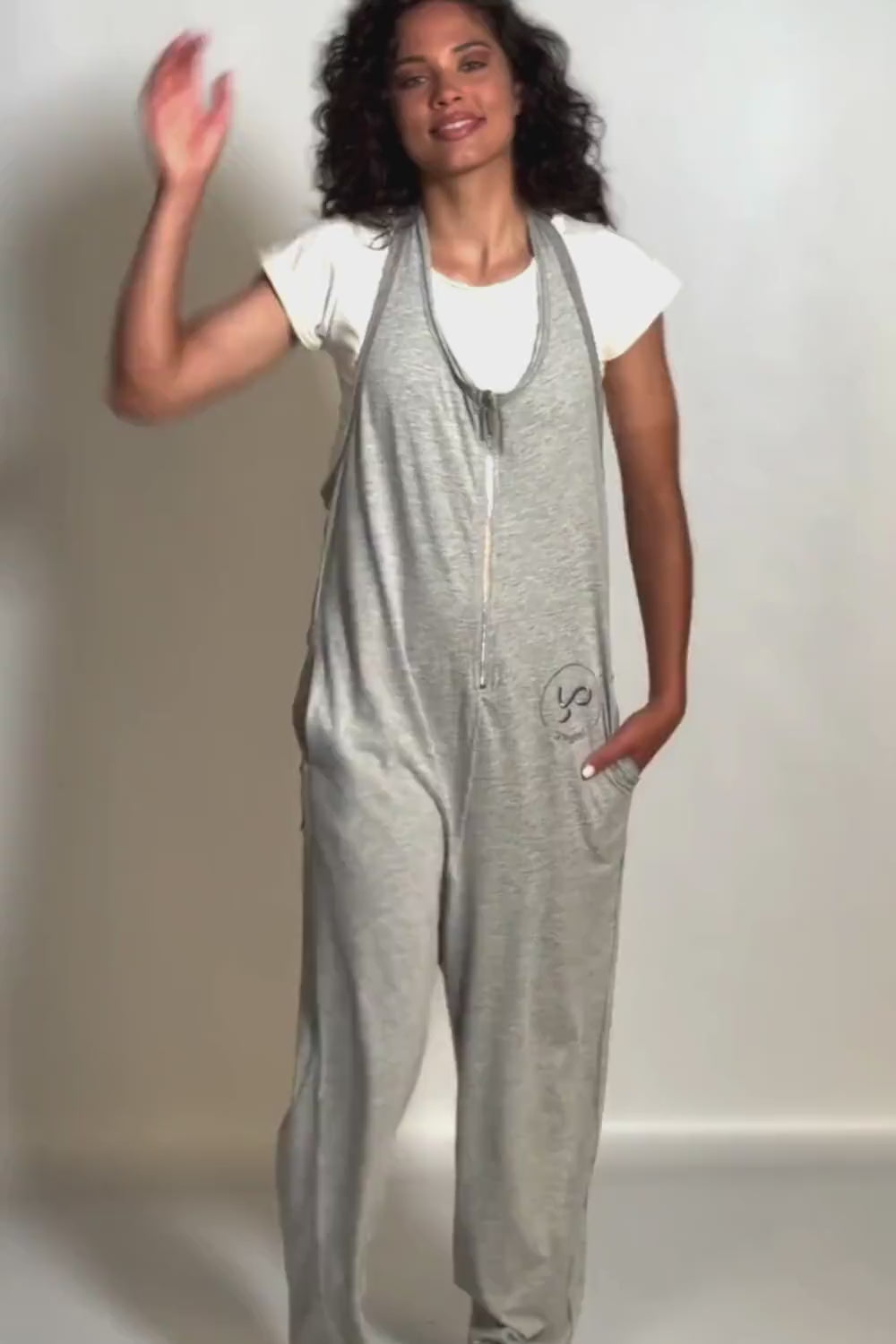 Peto Freedom oversize tirantes y cremallera en color gris Quiet Gray de Yogimi. Bordado con frase "Cuando nada esperas todo llega".