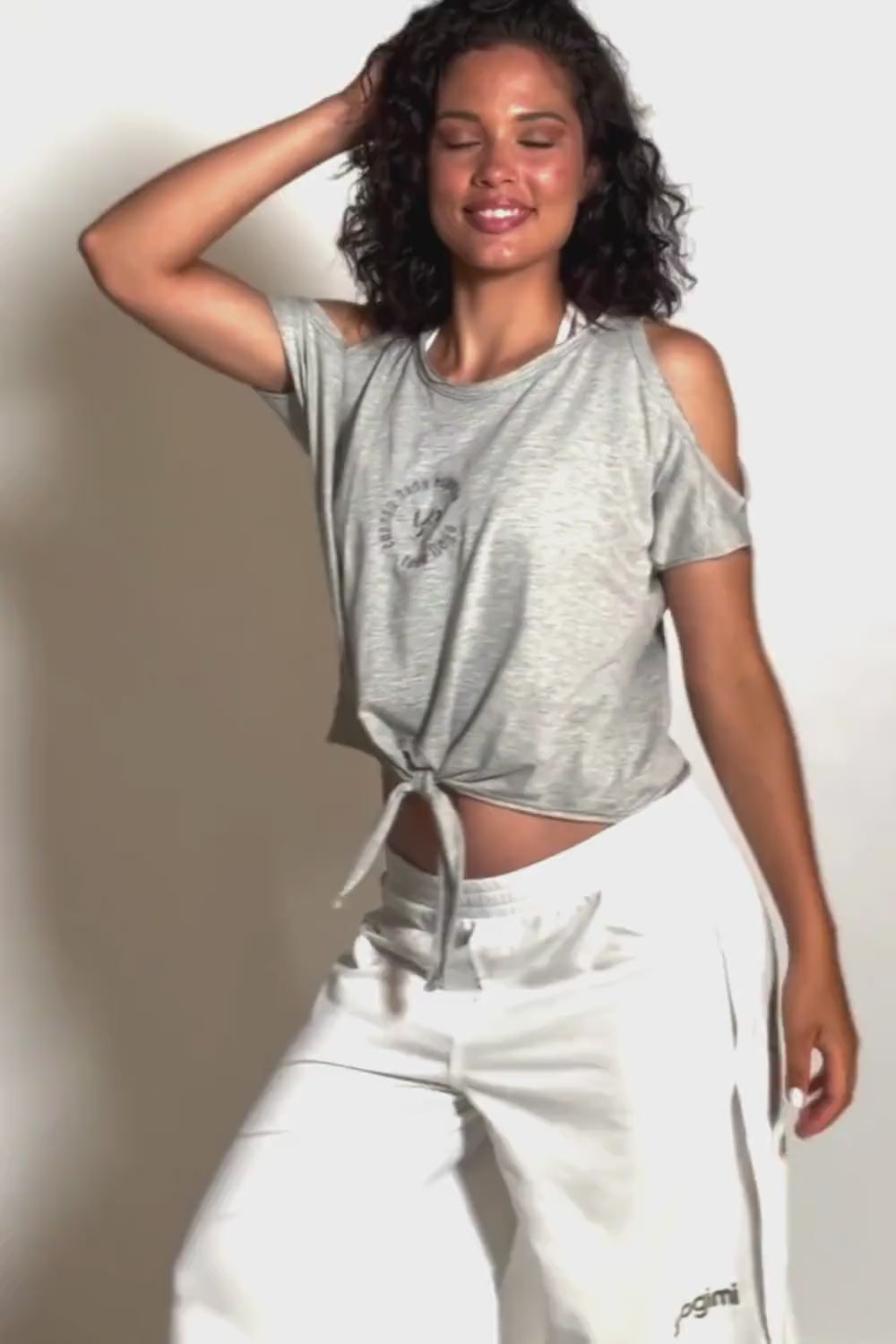 Camiseta Tshirt Comfort con nudo en color gris Quiet Gray Yogimi. Camiseta holgada con diseño cómodo y frase bordada "Cuando nada esperas todo llega".