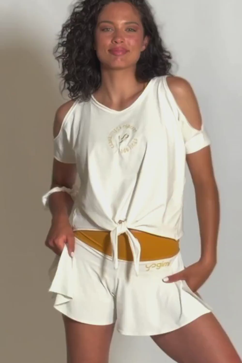 Camiseta Tshirt Comfort con nudo en color blanco Coconut Milk Yogimi. Camiseta holgada con diseño cómodo y frase bordada "Cuando nada esperas todo llega".