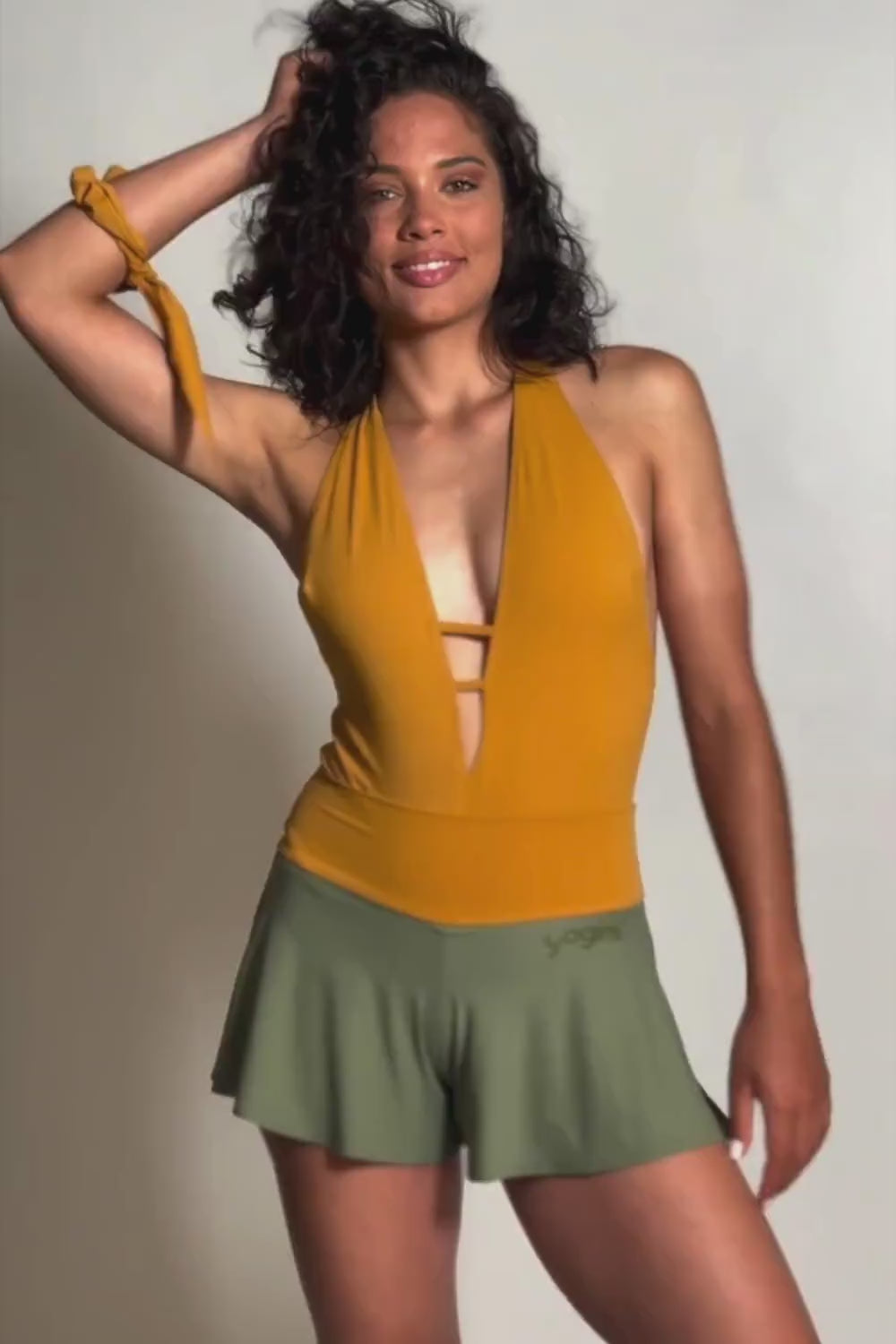 Falda-pantalón yoga de Yogimi en color ocre y verde. Costuras planas. Modelo Prana Inca Gold