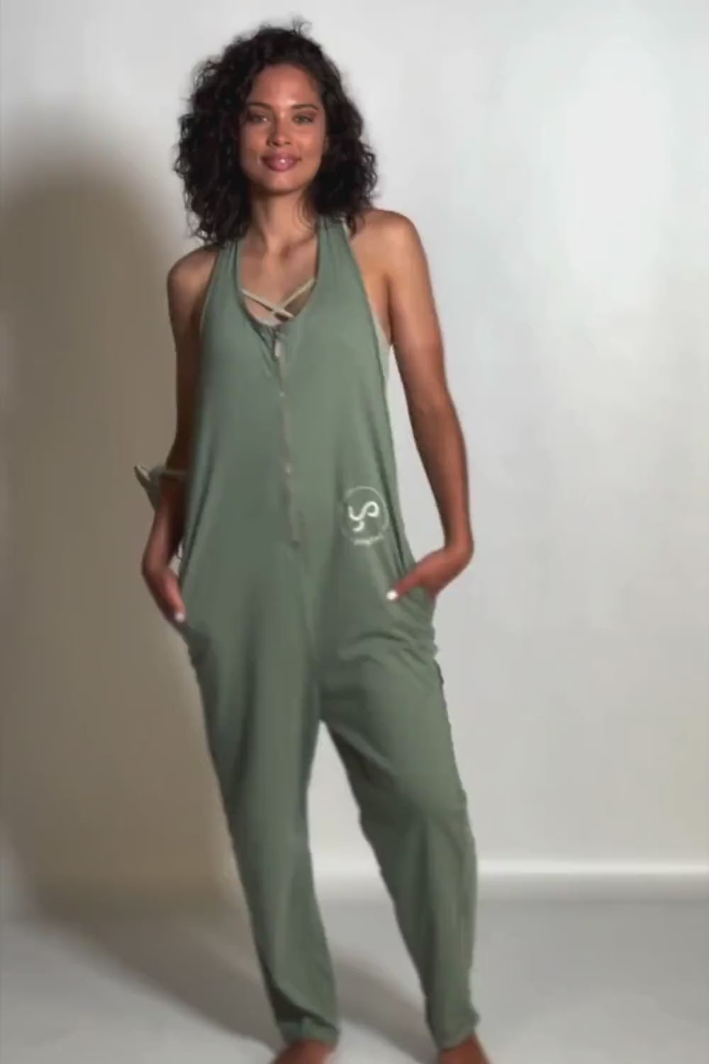 Peto Freedom oversize bordado con frase "Cuando nada esperas todo llega". Color verde Green Oil de Yogimi.
