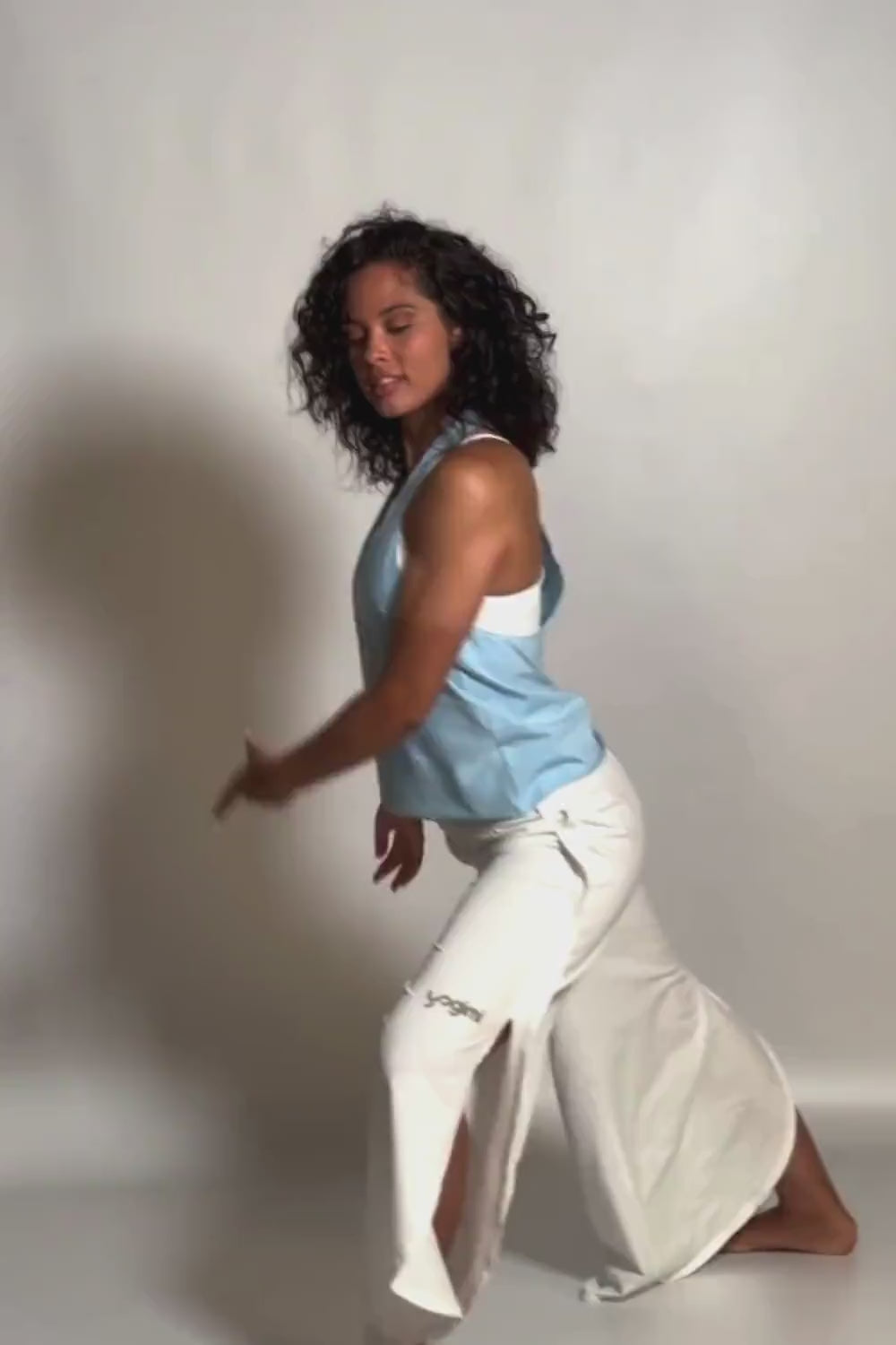 Camiseta Fluir Tank de tirantes en color celeste Yogimi. Un básico deal para combinar con cualquier prenda.