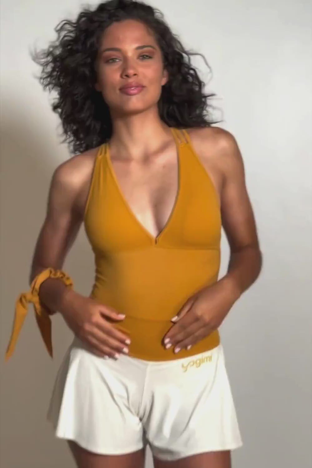 Falda-pantalón yoga de Yogimi en color ocre y blanco. Costuras planas. Modelo Prana Inca Gold