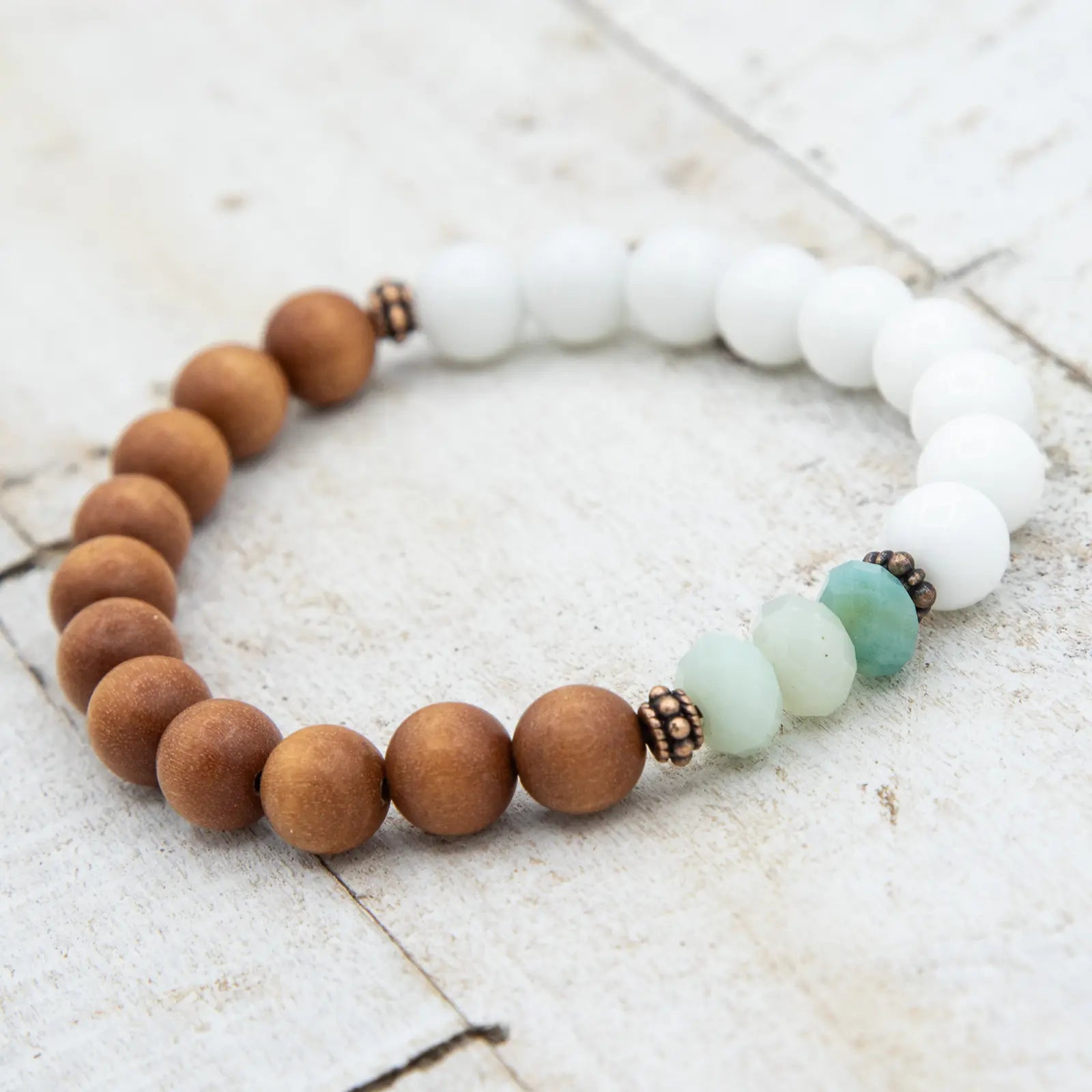 Pulsera japa mala de sandalo, amazonita y ágata blanca.
