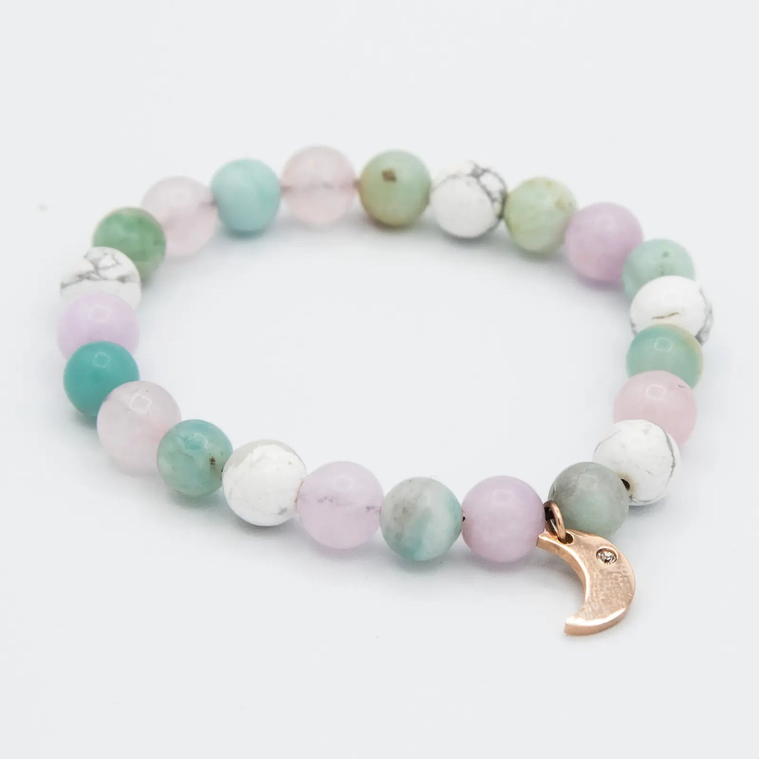 Pulsera japa mala de amazonita, howlita y cuarzo rosa con detalle de luna.