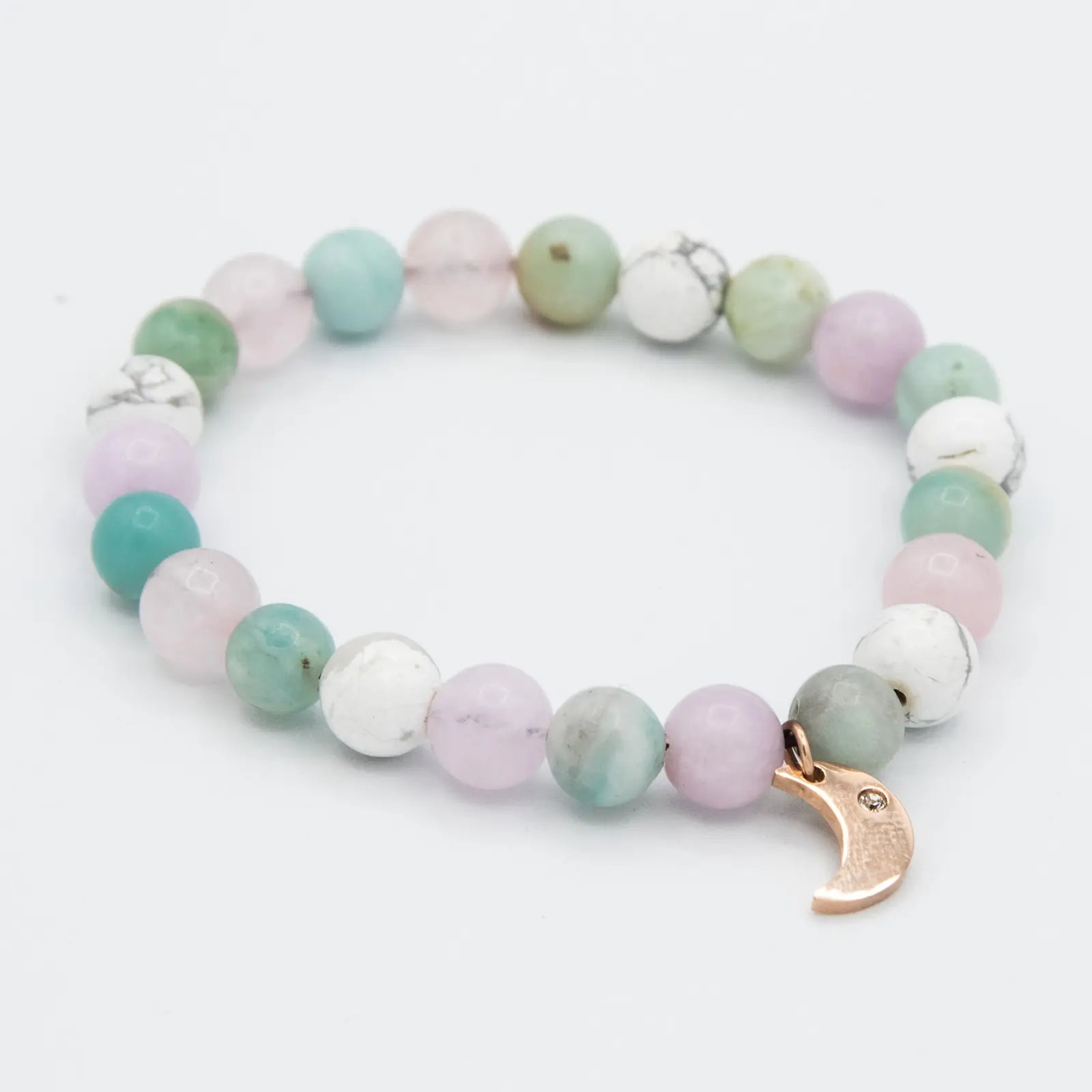 Pulsera japa mala de amazonita, howlita y cuarzo rosa con detalle de luna.
