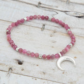 Pulsera de Turmalina Rosa con detalle de Luna en plata de Yogimi.