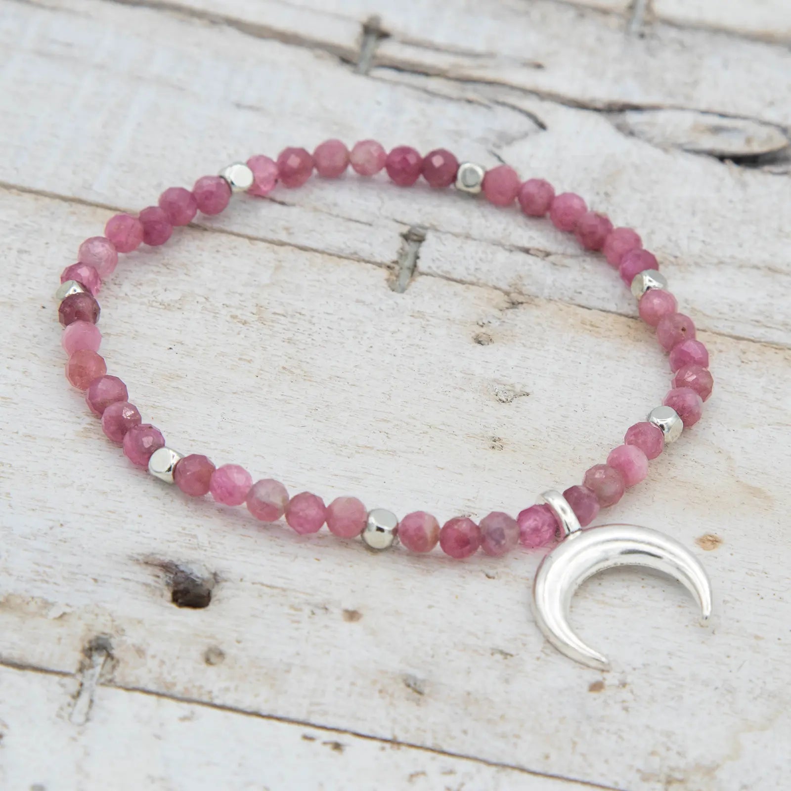 Pulsera de Turmalina Rosa con detalle de Luna en plata de Yogimi.