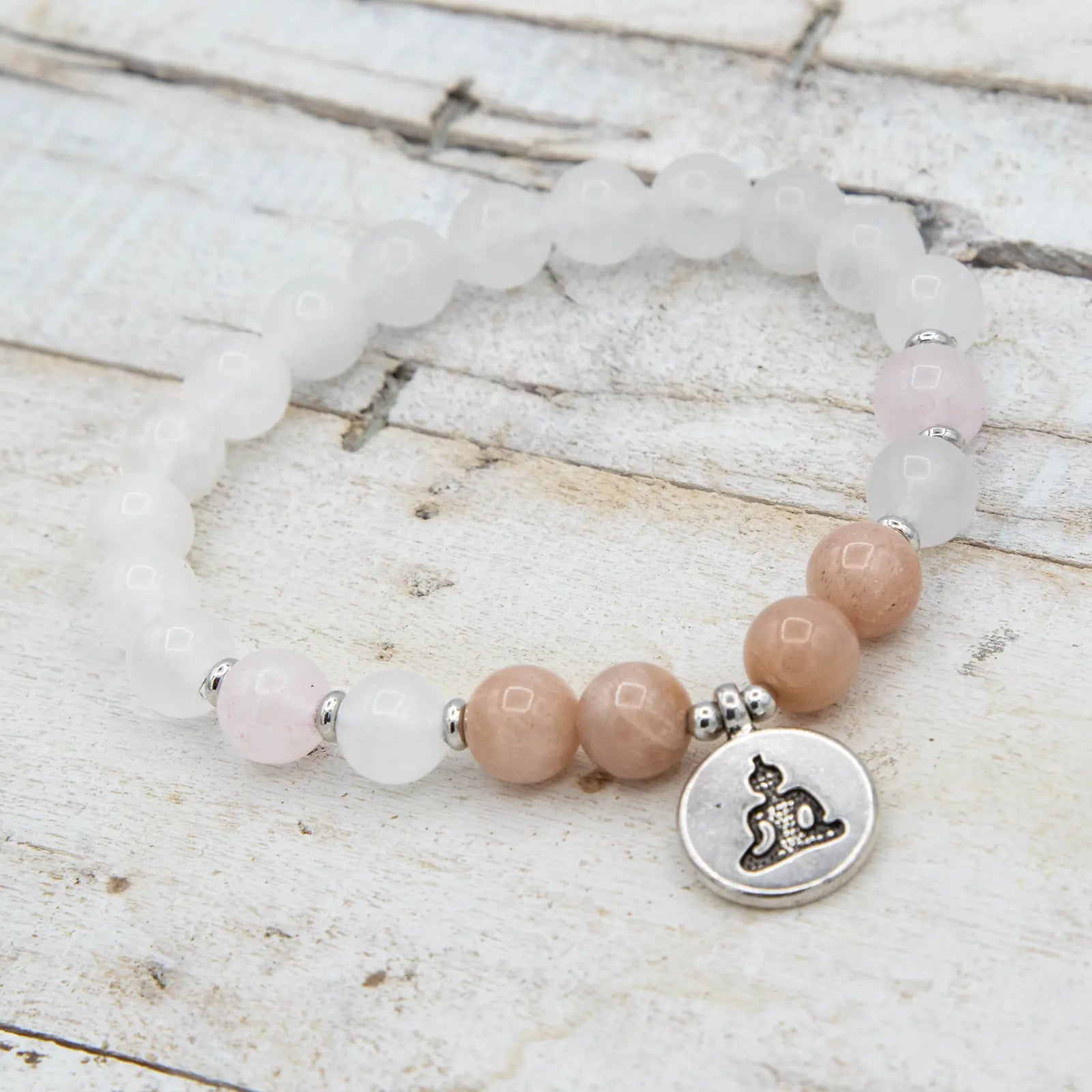 Pulsera de Piedra Lunar, Cuarzo Rosa y Ágata Blanca con detalle de medalla de yoga en plata de Yogimi.