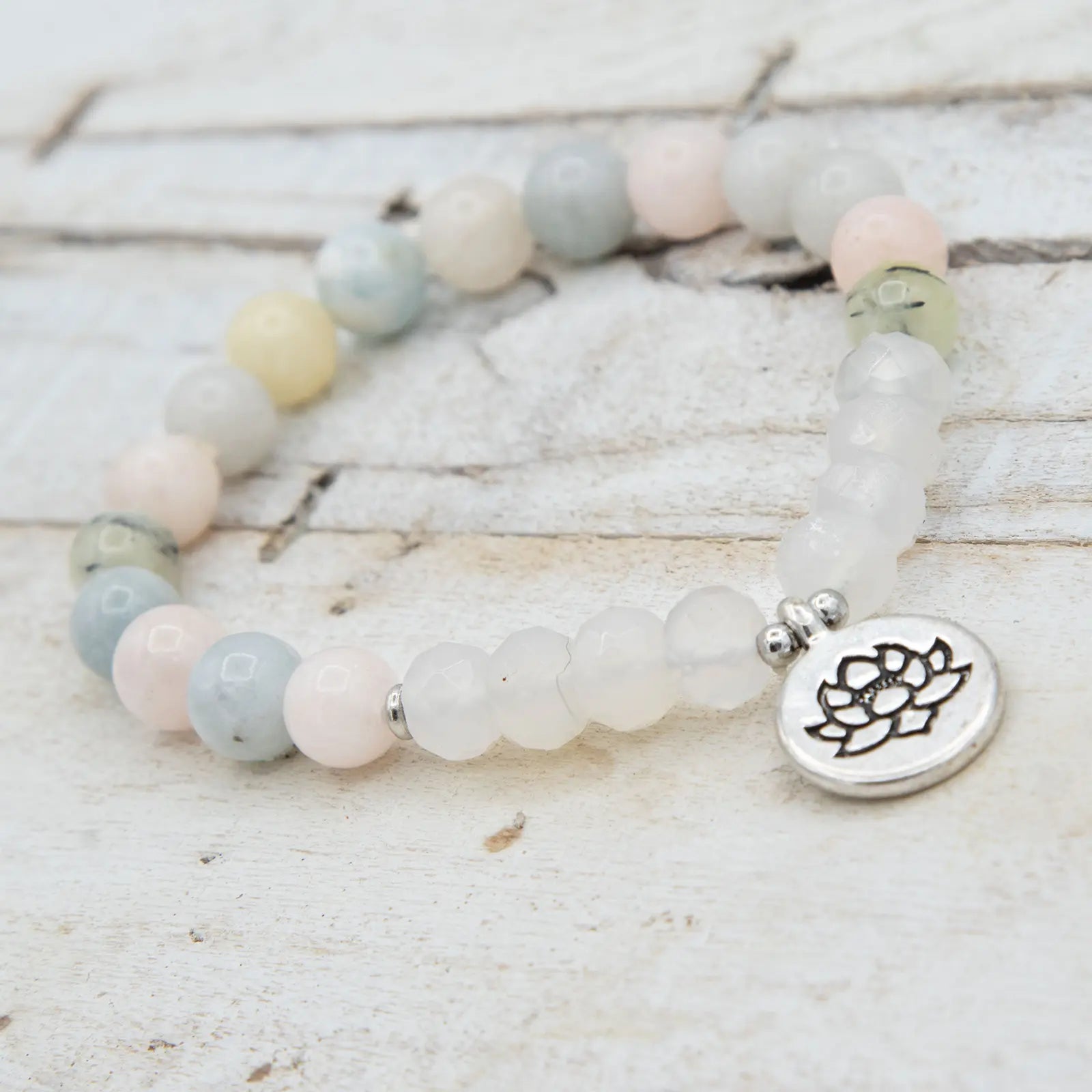 Pulsera Japa Mala de morganita y agata blanca con detalle de medalla de flor de loto en plata de Yogimi.