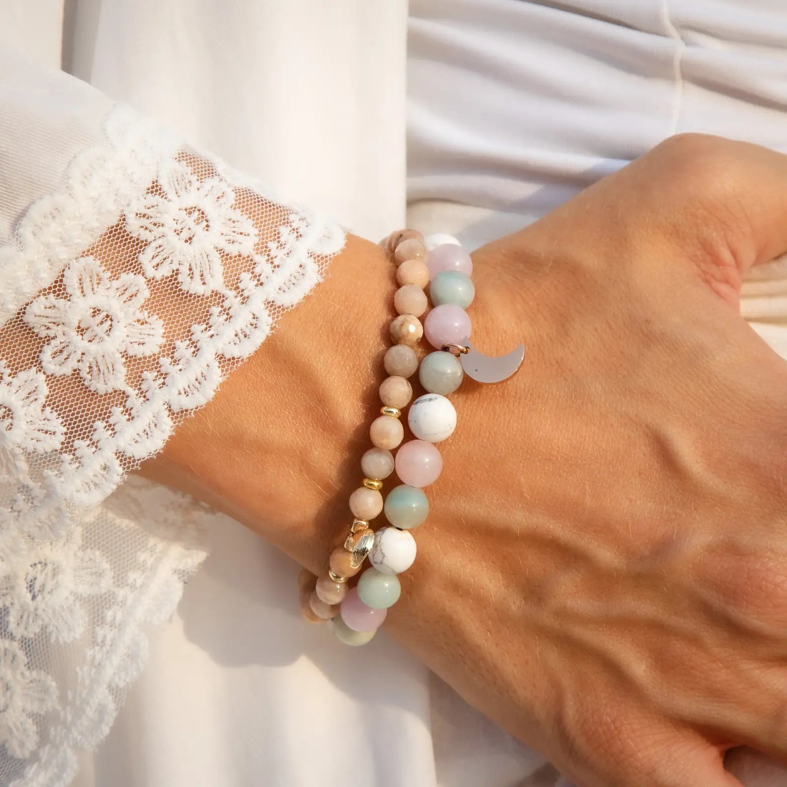 Comprar pulsera de amazonita, howlita y cuarzo rosa con detalle de luna.