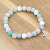 Pulsera de amazonita, howlita y cuarzo rosa con detalle de luna.