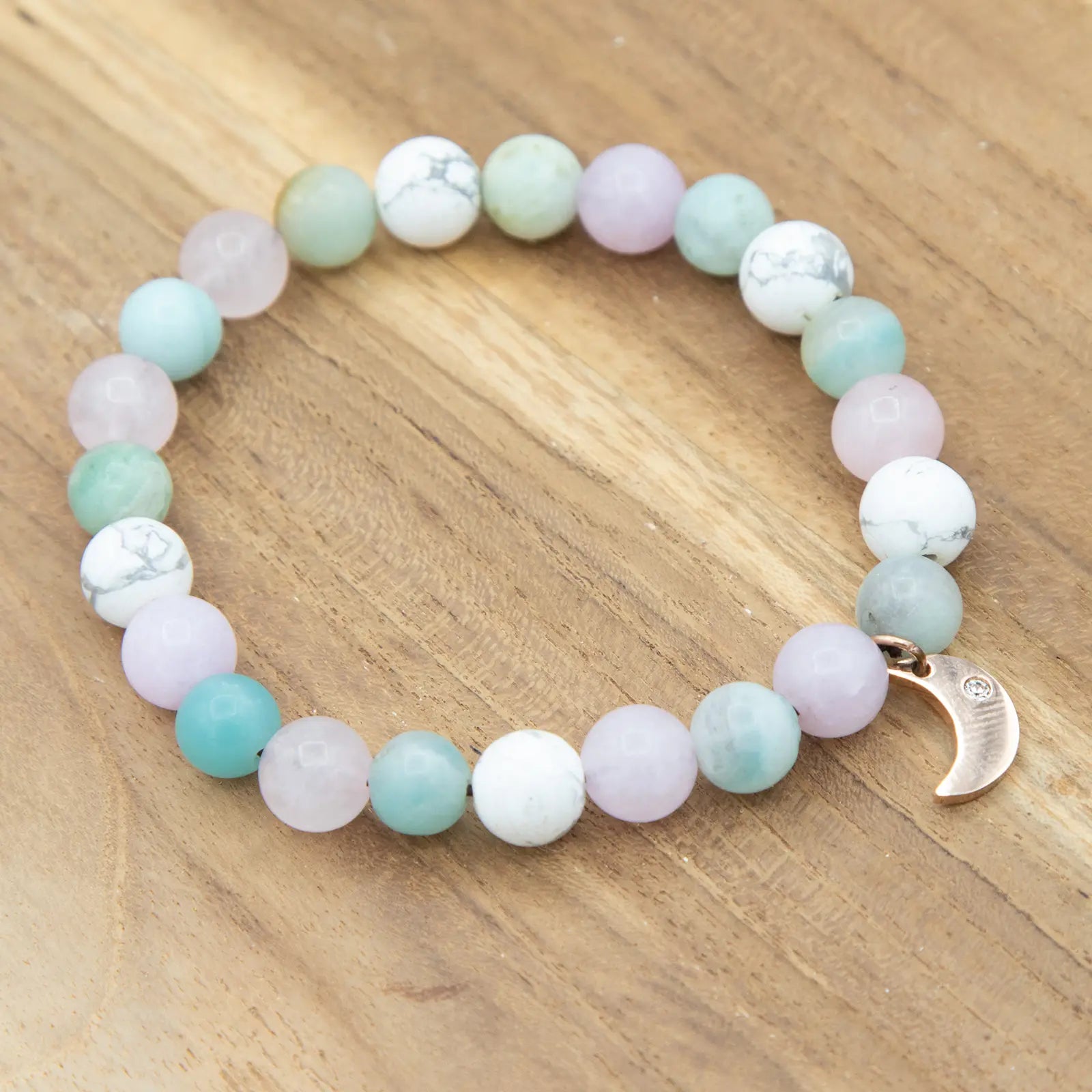Pulsera de amazonita, howlita y cuarzo rosa con detalle de luna.