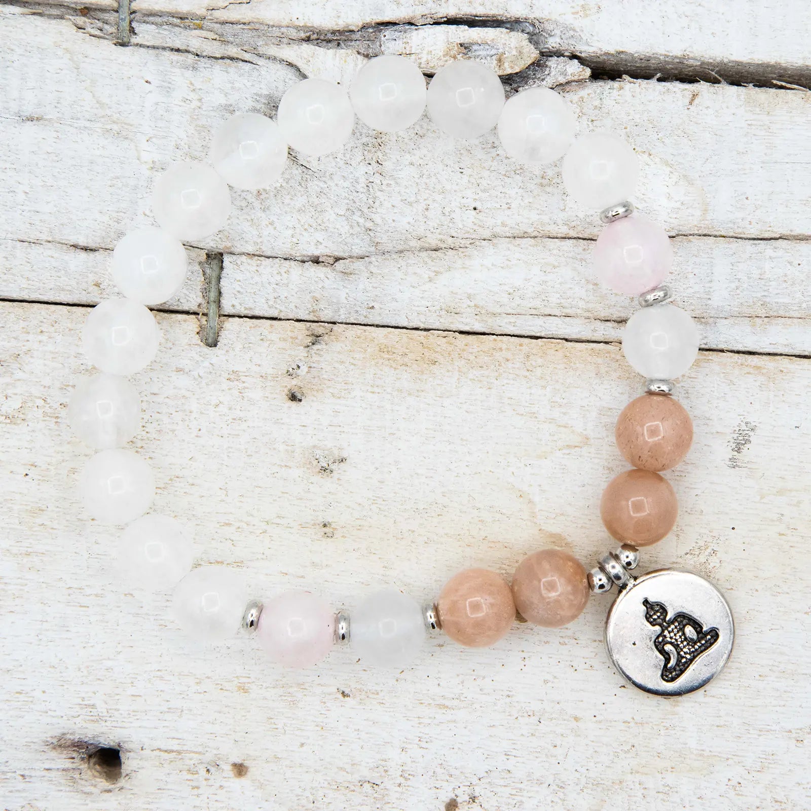Pulsera de yoga de Piedra Lunar, Cuarzo Rosa y Ágata Blanca con detalle de medalla de yoga en plata de Yogimi.