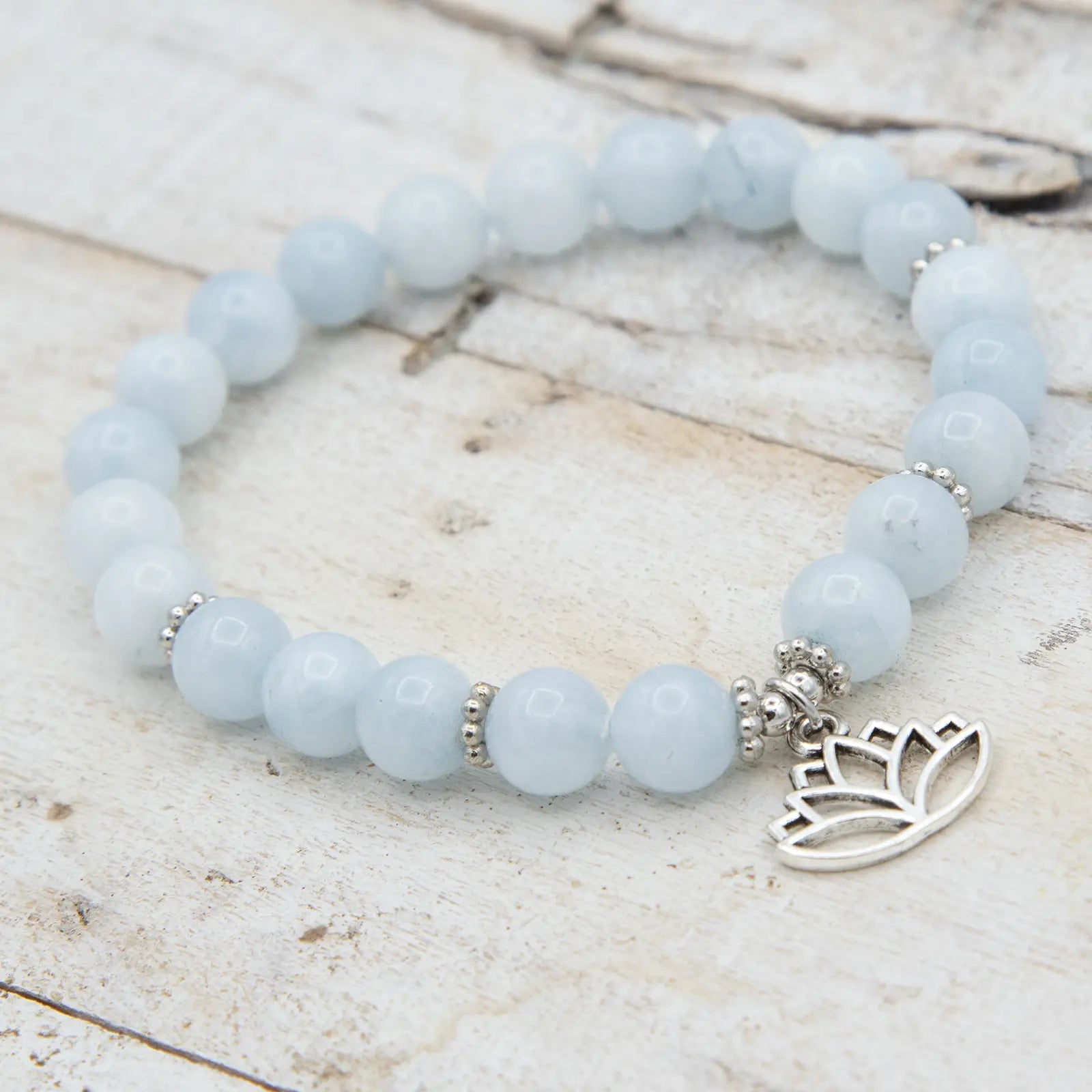 Pulsera de aguamarina con detalle de flor de loto en plata de Yogimi.