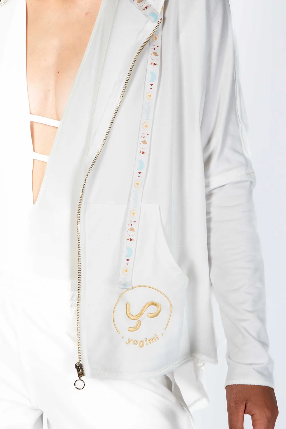 La sudadera del verano. Color blanco y bordados Yogimi con mantra Yo Soy Prioridad. Cinta de satén en gorro con diseño Yogimi.