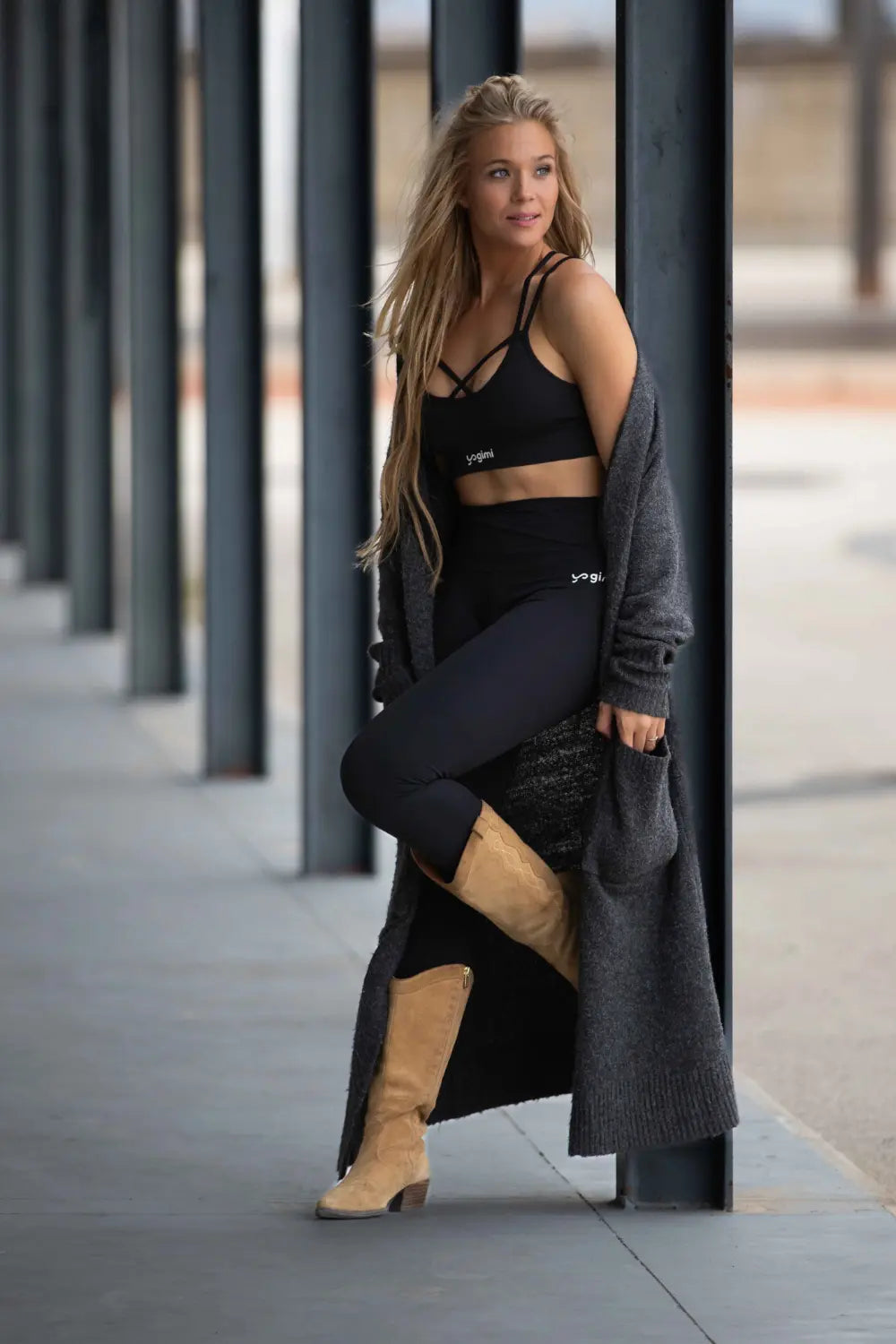 Top Athleisure de Yogmi en color negro