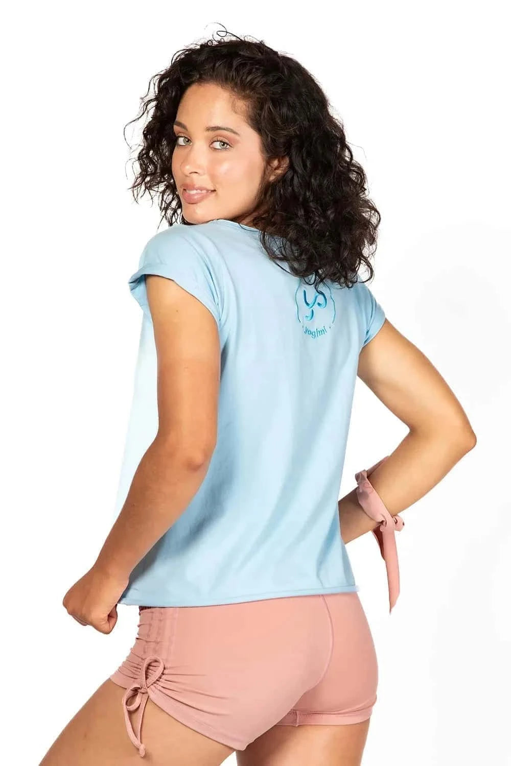 Camiseta manga corta básica con bordado delantero con frase "Yoga Changed my life". Camiseta en color celeste Ice Water de Yogimi.