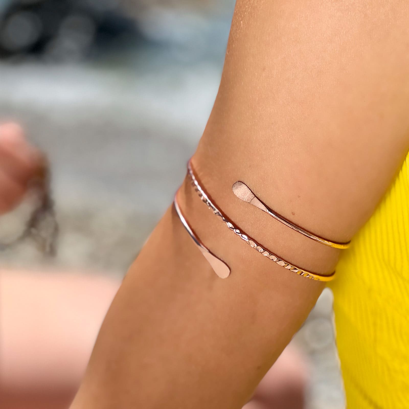 Comprar Brazalete de Patry Montero en metal rosado para el verano de Yogimi.