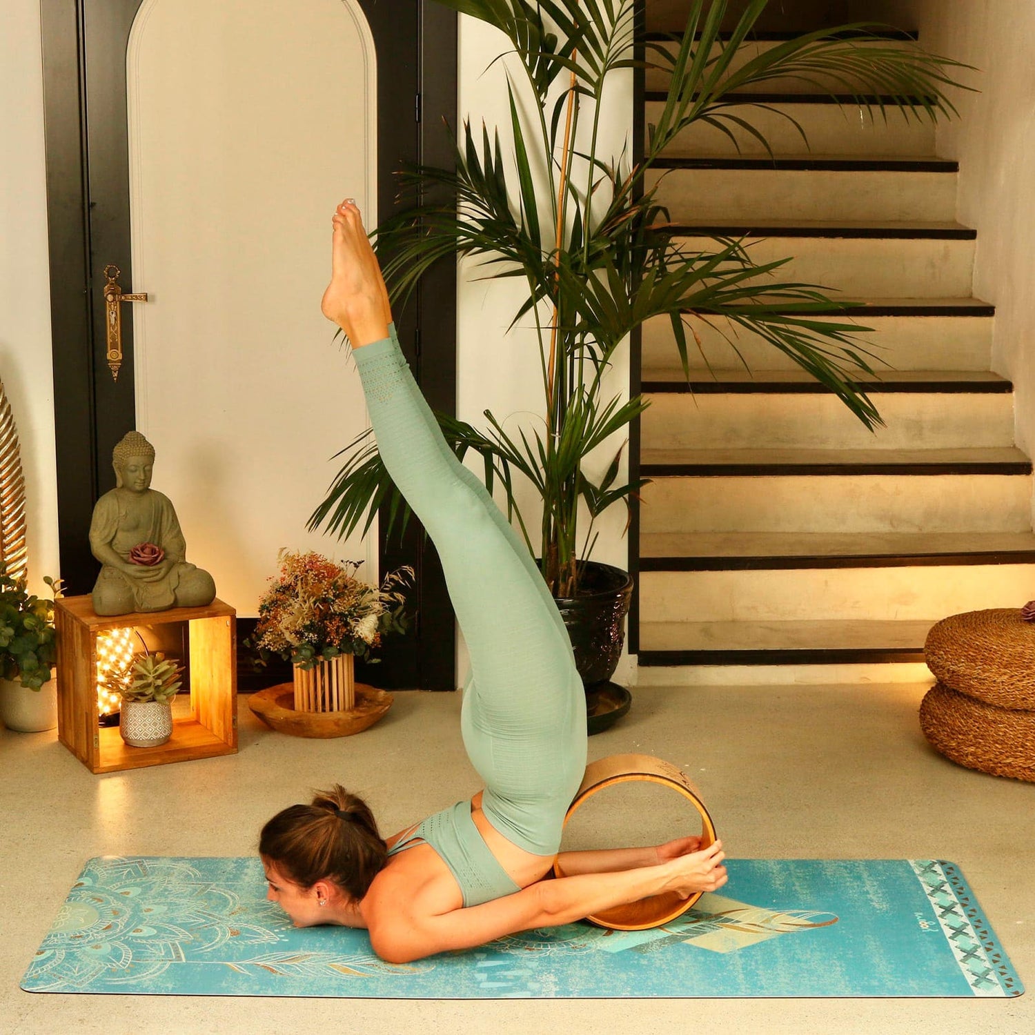Cómo usar la rueda de yoga de corcho de máxima sugeción.