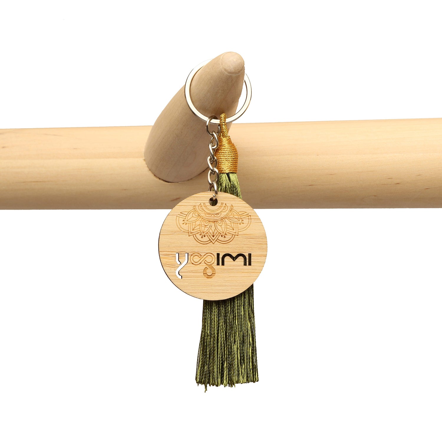 Llavero con borla de seda de color verde con detalle de madera de Yogimi.
