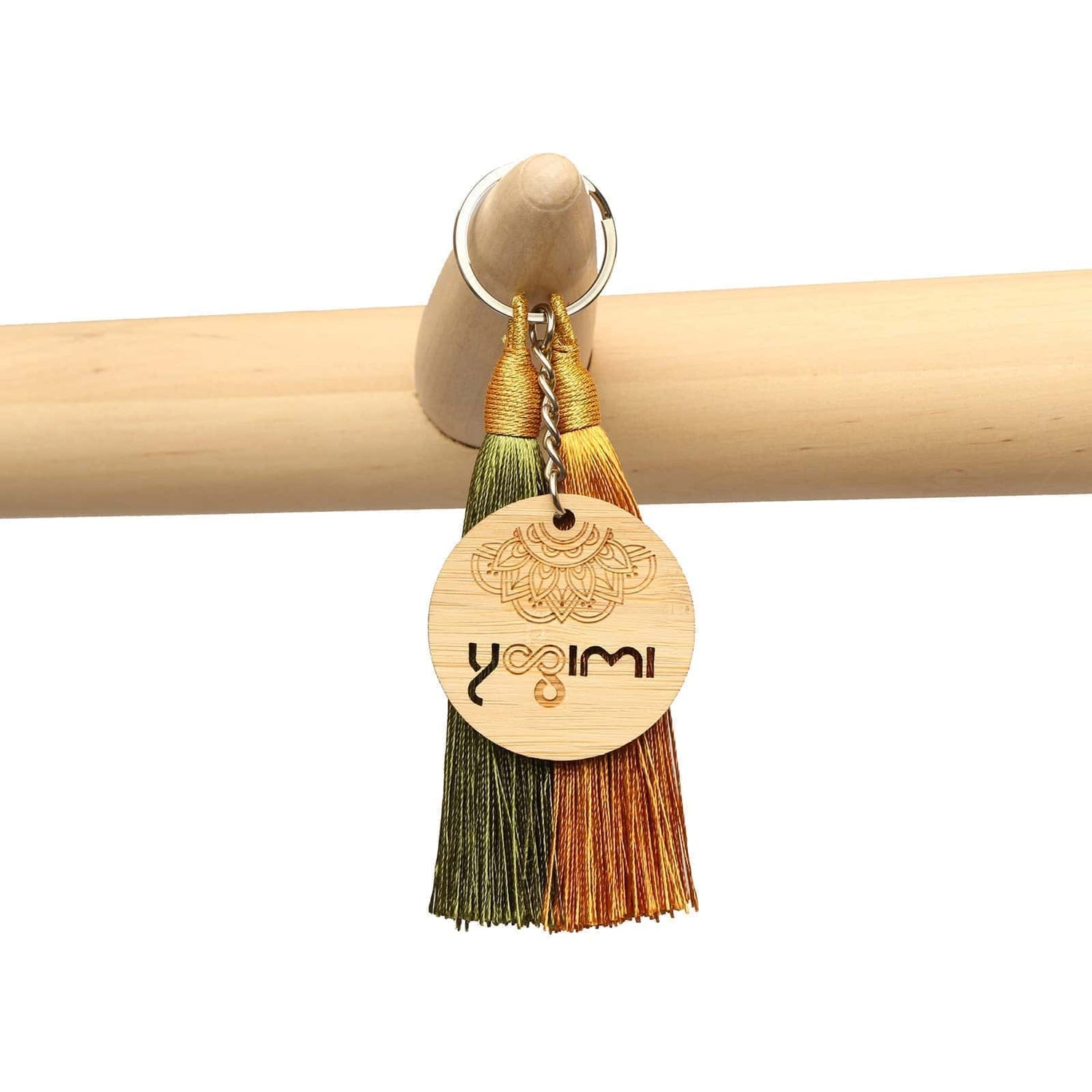 Llavero para yoga de Yogimi personalizado con dos borlas de seda.