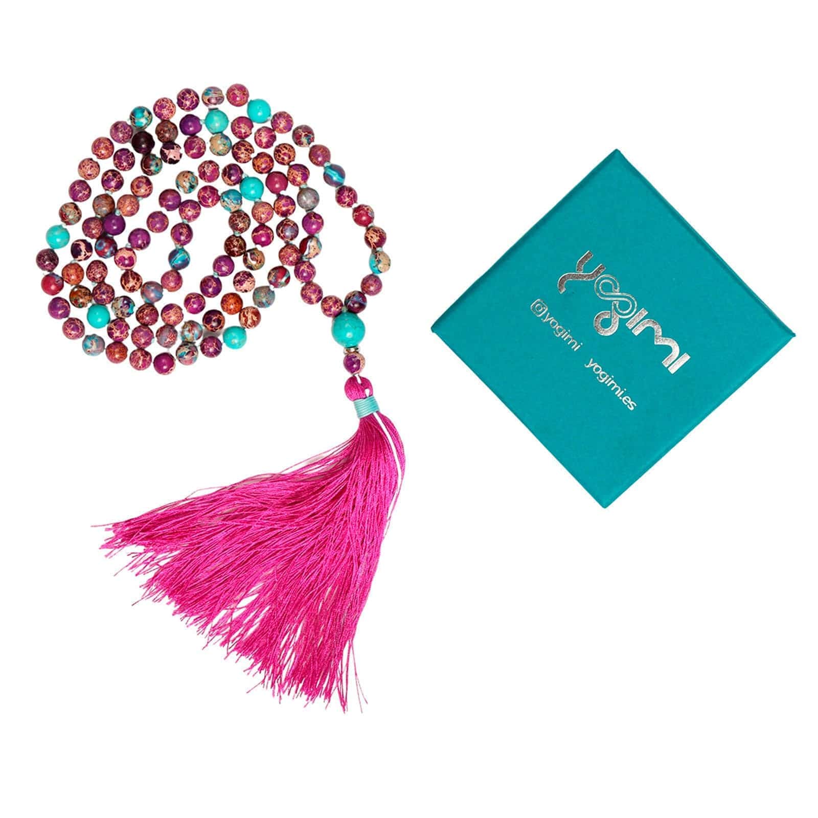 Meditar con Japa Mala de jaspe púrpura y turquesa de Patry Montero de Yogimi.