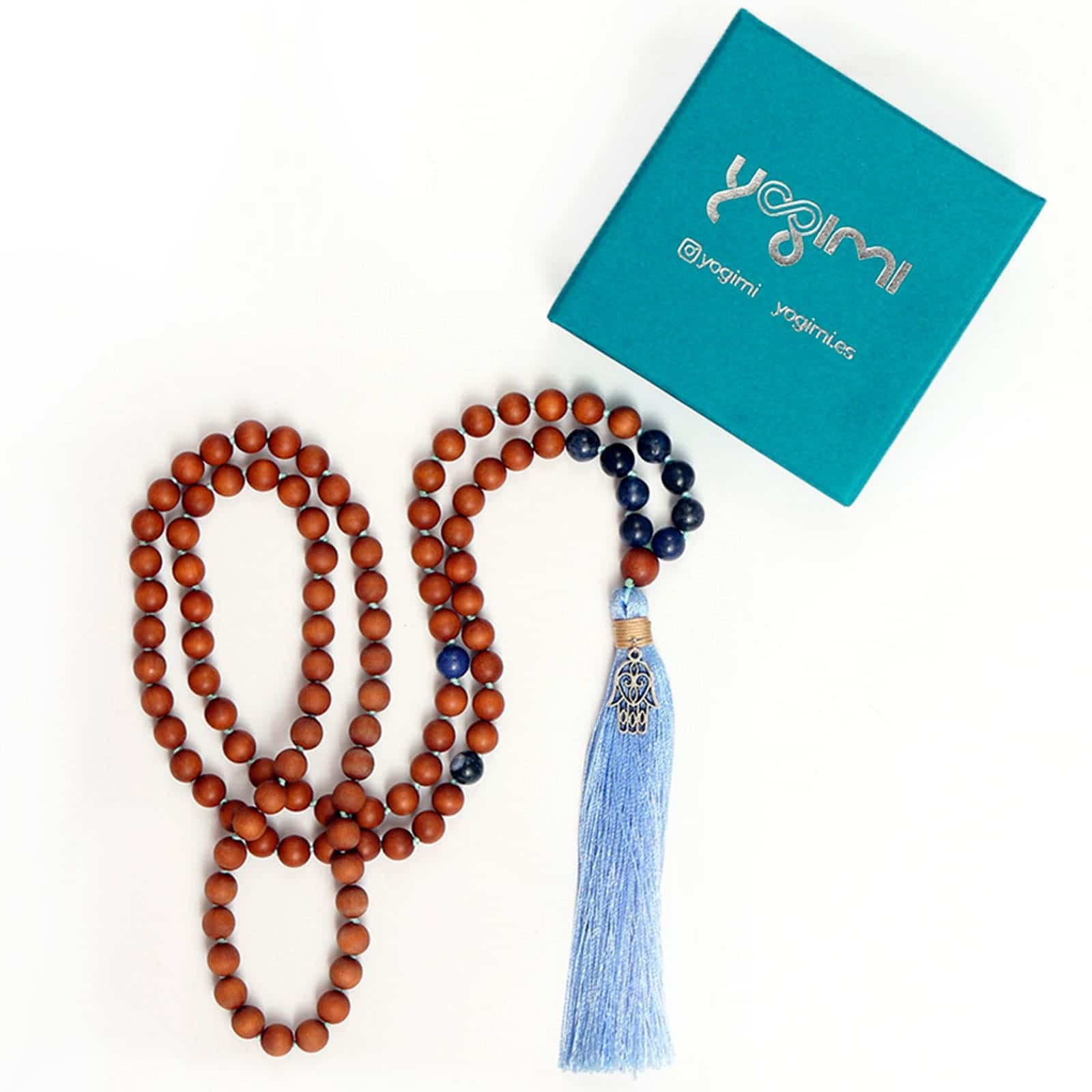 Meditar con Japa Mala de soladita y sándalo de Patry Montero de Yogimi.