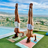 Compra tu pad o mini esterilla de yoga para refuerzo durante la práctica. Color coral.