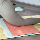 Comprar pad para yoga. Mini esterilla antideslizante en color coral con mandala. Patry Montero Yogimi.