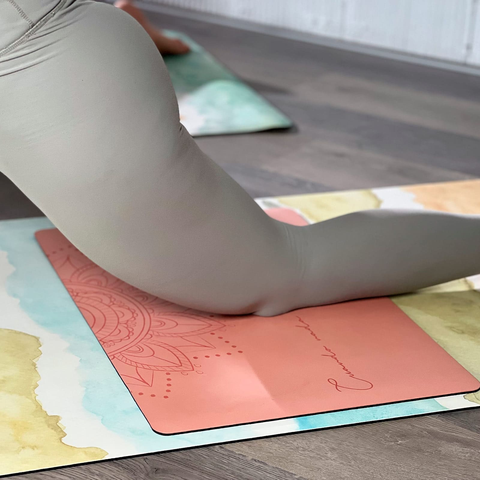 Comprar pad para yoga. Mini esterilla antideslizante en color coral con mandala. Patry Montero Yogimi.