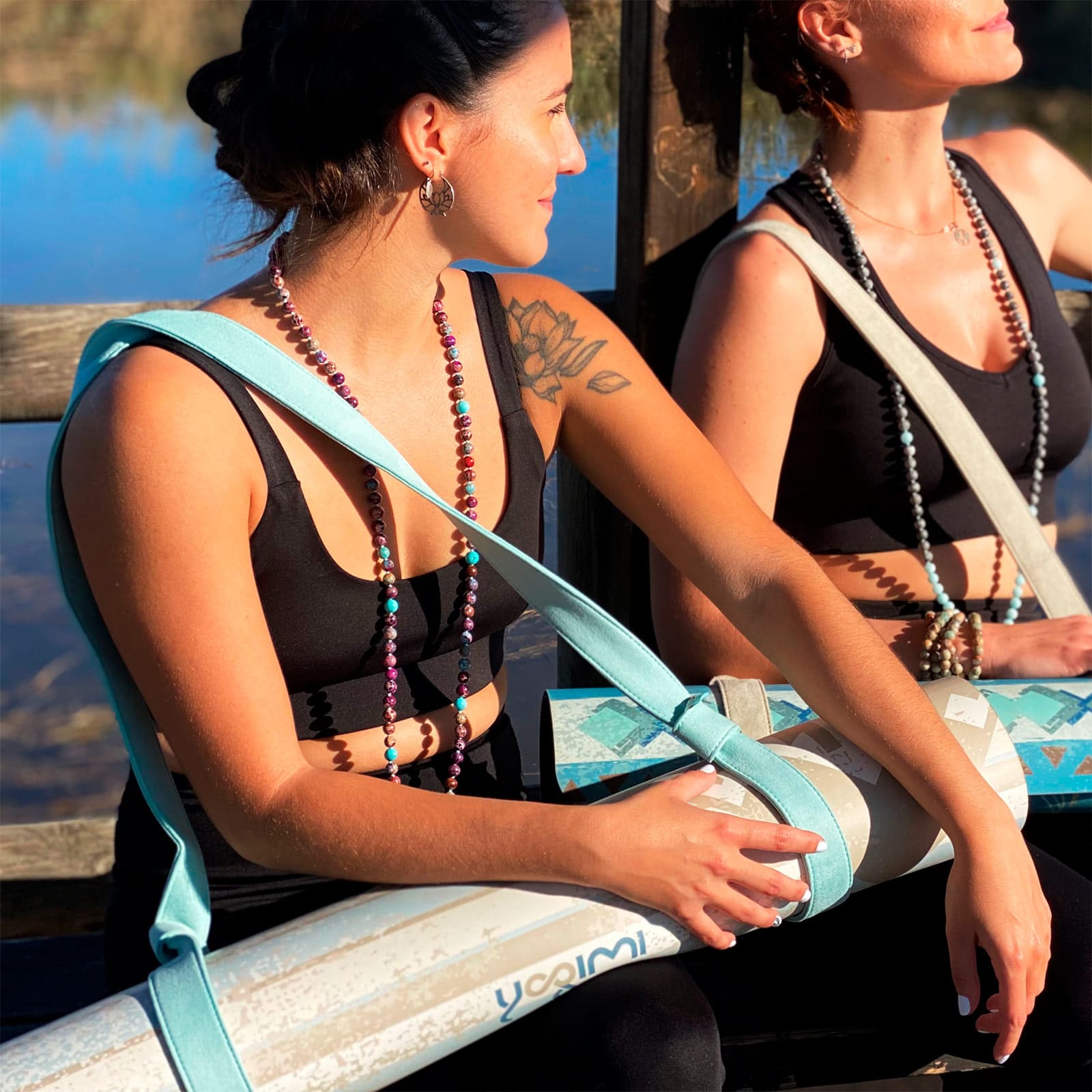 Porta-esterilla de yoga para esterillas de color azul. Ideal para looks yogi.